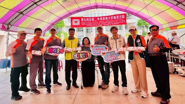 ▲社團法人彰化縣忠義慈善會於昨日在鹿港鎮公所前廣場舉辦「你捐血、我送禮」愛心捐血活動。（瑪喜樂基金會提供）