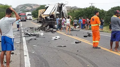 Acidente envolvendo caminhão da banda de Léo Santana deixa mortos na Bahia