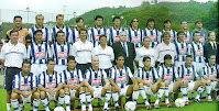 REAL SOCIEDAD DE FÚTBOL DE SAN SEBASTIÁN - San Sebastián, Guipúzcoa, España - Temporada 2000-01 - Alberto, Khokhlov, Jankauskas, Corino, Antía, Aranzábal, Tayfun, Idiakez, Jáuregui, Pikabea e Iker Álvarez; Iñaki Anza (masaj.), Loren, Fuentes, Julen Masach (prep. físico), Salva Iriarte (2º entren.), Luis Uranga (presidente), Clemente (entrenador), Juanjo Zapirain (masajista), De Paula, Arif y Eduardo Escobar (médico); Aldeondo, López Recarte, Aranburu, Peiremans, Sa Pinto, Vega, Guerrero, De Pedro y Gurrutzxaga - Plantilla de la Real SOCIEDAD, que se clasificó en 13ª posición en la Liga de 1ª División con Clemente, Perico Alonso y John Benjamin Toshack sucediéndose como entrenadores