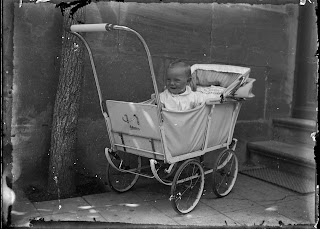 kleiner Junge in einem Kinderwagen von Louis Schmetzer & Co. - 1920-1940