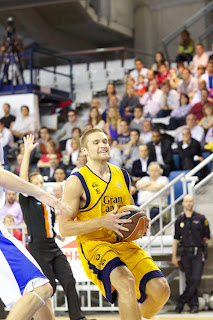 El escolta del Gran Canaria Michael Bramos sujeta el balón - ACB PHOTO