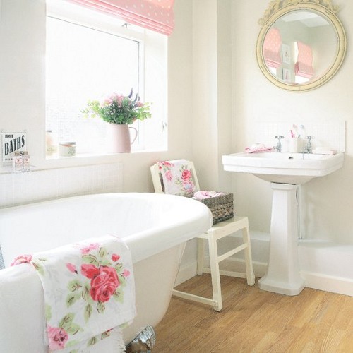 A curtain, bath curtains, and even towels, elements commonly used in the bathroom, that combine bright and intense tones