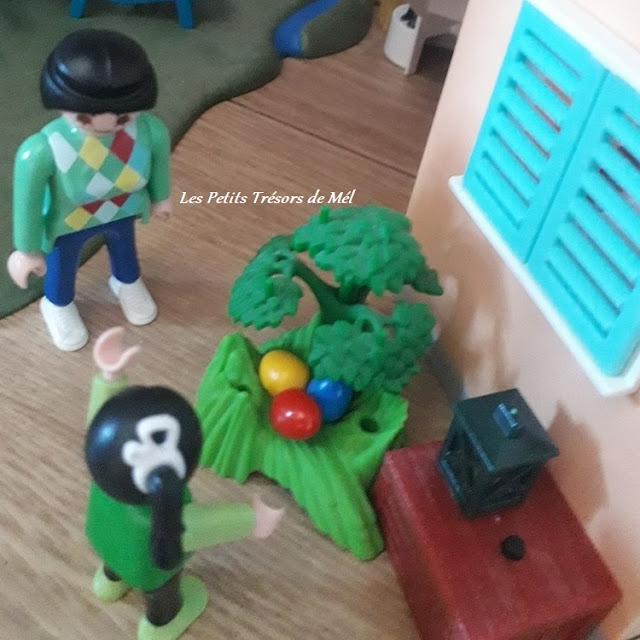 Fillette Playmobil découvrant des oeufs de Pâques.