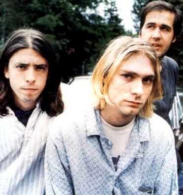 Foto de Kurt Cobain con compañeros de Nirvana