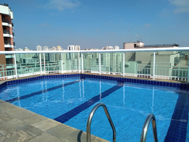 Piscina do Plaza Inn American Loft