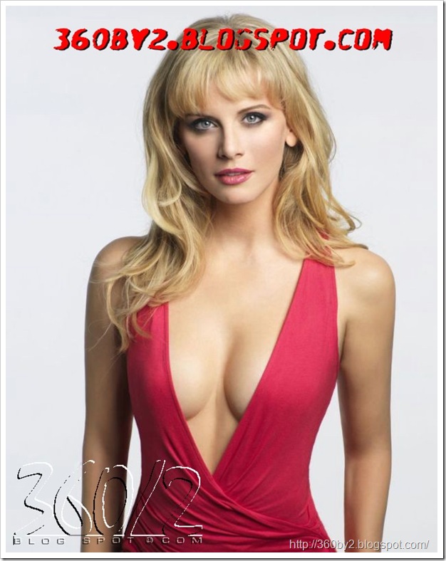 Eva_Habermann_has_something_Huge-3