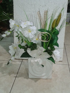 Isparta Çiçekci, beyaz çiçekler, beyaz seramik vazo