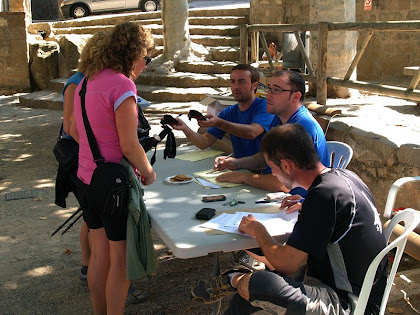 Control d'arribada i entrega d'obsequi a la Plaça de l'Ajuntament