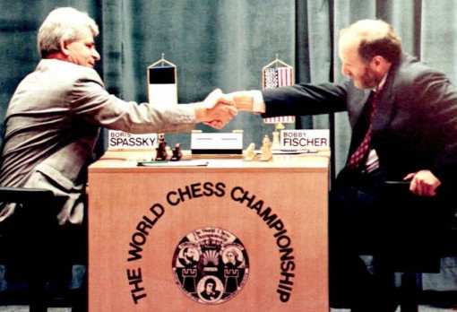 Poignée de main entre l'Américain Bobby Fischer (d) et le Soviétique Boris Spassky, le 2 septembre 1992 en ex-Yougoslavie lors d'une partie d'échecs - Photo © AFP