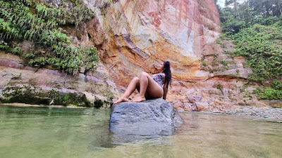 Disfrutando del espectacular balneario natural Puka Urku con hermosa pared colorida en medio de la selva.