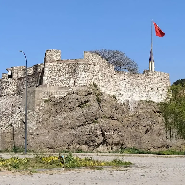 قلعة ريفا في إسطنبول مزيج مدهش بين التاريخ والجمال الطبيعي والروح الثقافية