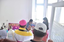Uskup Seno Kunjungi Pasien Anak di RSUD Langgur