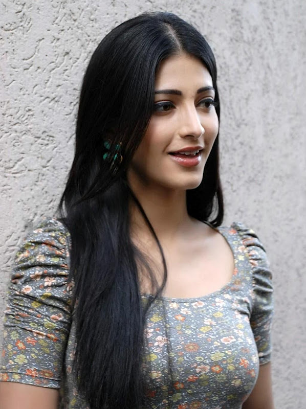 Shruthi hassan unseen photos with tight blue jeans and t-shirts