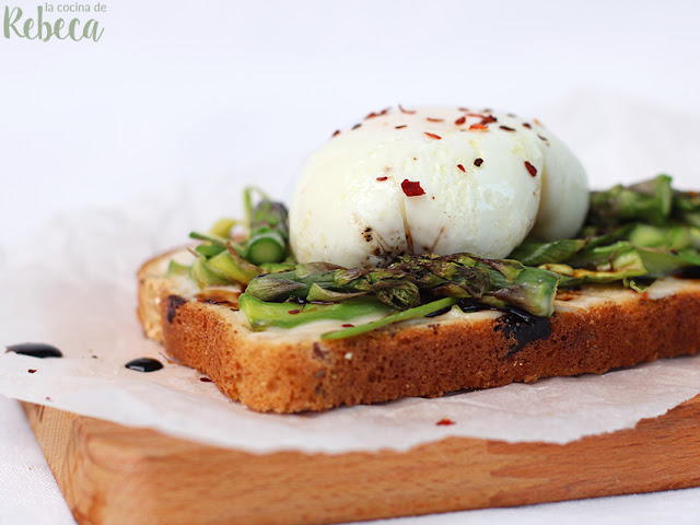 Tosta de crema de queso y espárragos con huevo poché