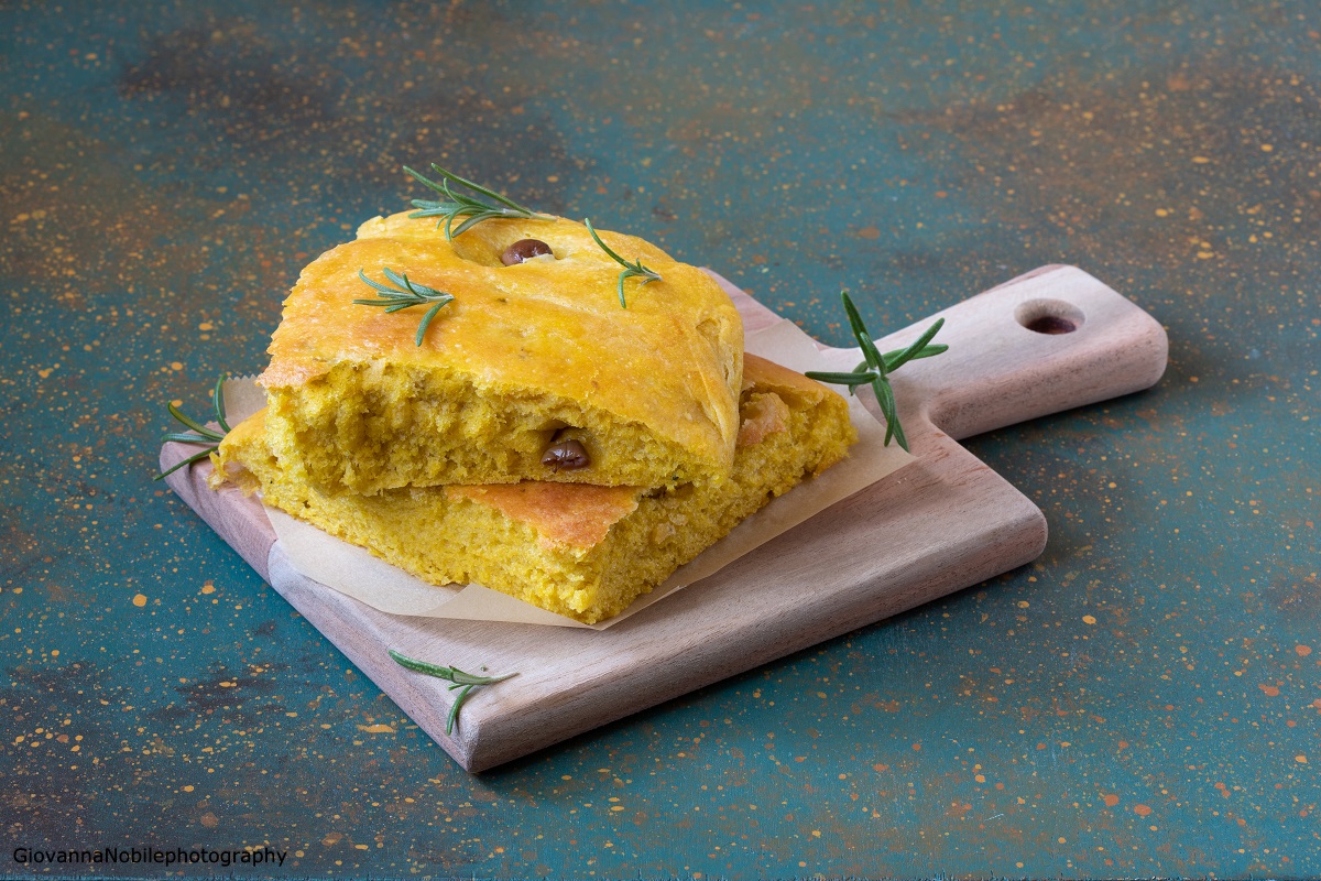 Focaccia di zucca con olive nere