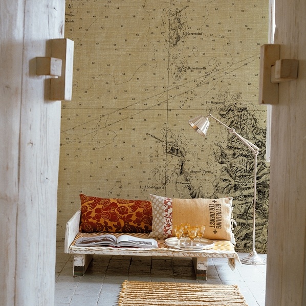 map-decor-in-the-living-room