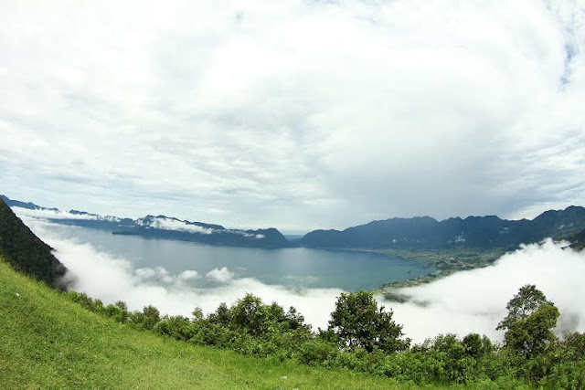 Pesona Danau Maninjau dari Puncak Lawang Sumatera Barat