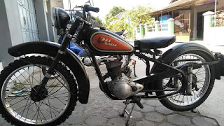 Polisi Nyentrik Pedagang Motor Antik Dari Solo