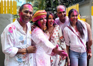 Shabana Azmi & Javed Akhtar celebrate Holi with family & friends