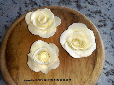 Articole culinare : Trandafiri din pasta de lapte praf