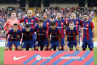 Xavi, l'entraîneur du Barça, sur le point de quitter le club avec 4 joueurs clés  Après la défaite décevante du FC Barcelone (5-3) face à Villarreal lors du dernier match, Xavi, l'entraîneur emblématique du Barça, a annoncé sa décision de quitter son poste à la fin de la saison. Cette annonce a secoué le monde du football et a entraîné toute une série de spéculations autour de son départ imminent. Mais ce n'est pas tout, car il semble que le FC Barcelone envisage également de se séparer de quatre de ses joueurs clés à la fin de la saison.  Parmi ces joueurs, on retrouve Sergi Roberto, Ferran Torres et Romeu. Ces joueurs ont été des piliers importants de l'équipe du FC Barcelone au fil des saisons, mais semblent désormais sur le départ. Les raisons de leur possible départ ne sont pas clairement établies, mais il semblerait que le club souhaite procéder à un renouvellement de son effectif.  Mais la plus grande surprise vient probablement de l'annonce selon laquelle Robert Lewandowski, l'attaquant de renom, pourrait également quitter le FC Barcelone. Si cette information se confirme, cela marquerait la fin d'une ère pour le club et enverrait un message fort aux fans et aux observateurs du football.  Il se murmure que Lewandowski pourrait être tenté de découvrir de nouveaux horizons en rejoignant un club en Arabie Saoudite, où de nombreux joueurs de renom ont déjà fait le choix de s'expatrier. Cette information pourrait surprendre bon nombre de supporters et poser la question de savoir qui pourrait être en mesure de prendre la relève de ce talentueux buteur.  Quoi qu'il en soit, ces potentiels départs contribuent à rendre l'avenir du FC Barcelone plus incertain que jamais. Avec l'entraîneur Xavi sur le départ et la possibilité de perdre quatre joueurs majeurs, le club catalan pourrait bien être à la veille d'un changement radical.  Il reste désormais à savoir qui sera capable de prendre les rênes de l'équipe et de mener le FC Barcelone vers de nouveaux sommets. Cette période de transition s'annonce cruciale pour le club et ses supporters, mais nul doute que le FC Barcelone saura rebondir et retrouver sa grandeur d'antan.