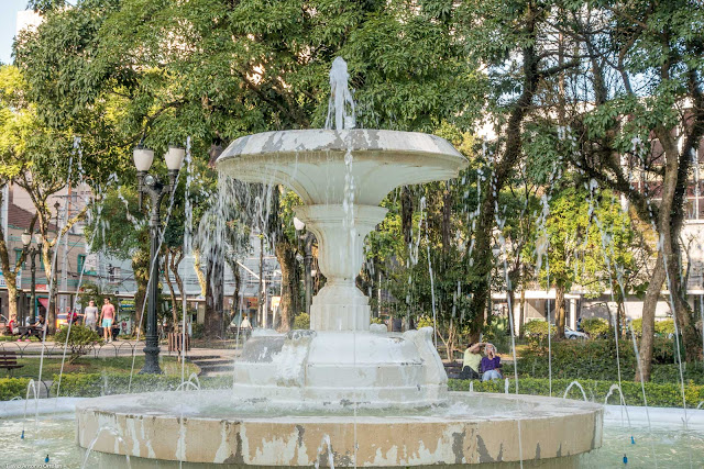 O chafariz na Praça Santos Andrade