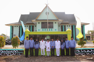 Petugas Upacara HAB Kemenag ke-68 di Kabupaten Karimun Berfoto Bersama Ka. Kankemenag