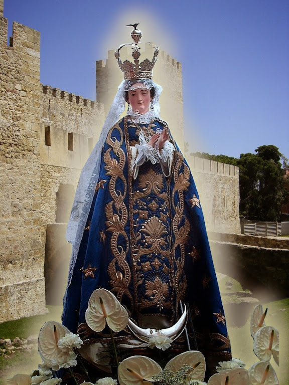 Nossa Senhora da Escada, Lisboa, Portugal. Fundo: castelo de São Jorge