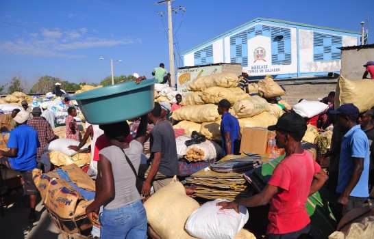 Haitianos se se abastecen en RD después de someterse  al control biométrico