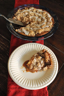 Apple Cinnamon Roll Pie - crunchy on the outside, soft and gooey in the middle just like a cinnamon rolls, this apple pie takes a creative spin by using cinnamon rolls as the crust #AppleWeek