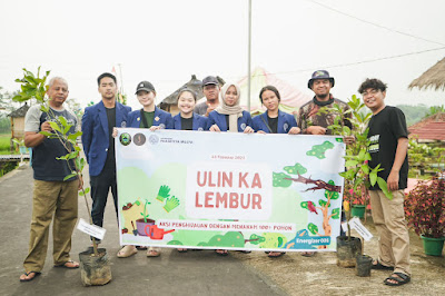 Para mahasiswa Universitas Prasetiya Mulya bersama jajaran DPD Gema Jabar Hejo Kabupaten Kuningan melakukan upaya pemeliharaan lingkungan hidup dengan menanam pohon di Desa Cikaso, Kecamatan Karamatmulya