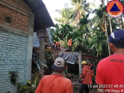 Gerak Cepat Satgas TRC-PB BPBD Padang Pariaman Bantu Warga Tertimpa Musibah