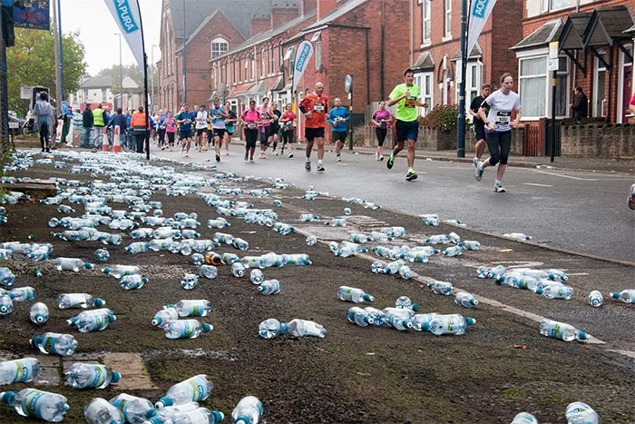 London Marathon Replaced Water Bottles With Biodegradable And Edible Water Pouches