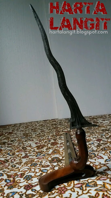 keris bisa berdiri