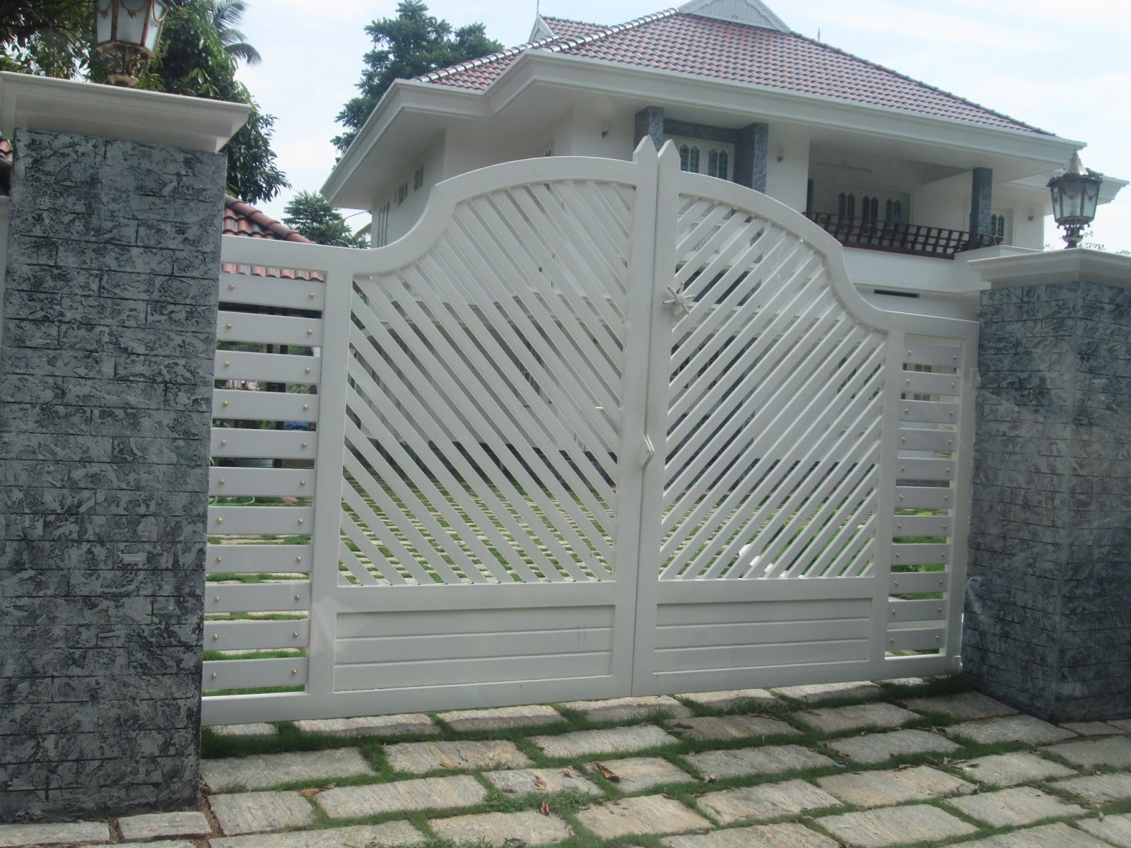 Kerala Gate Designs Another white color gate in Kerala