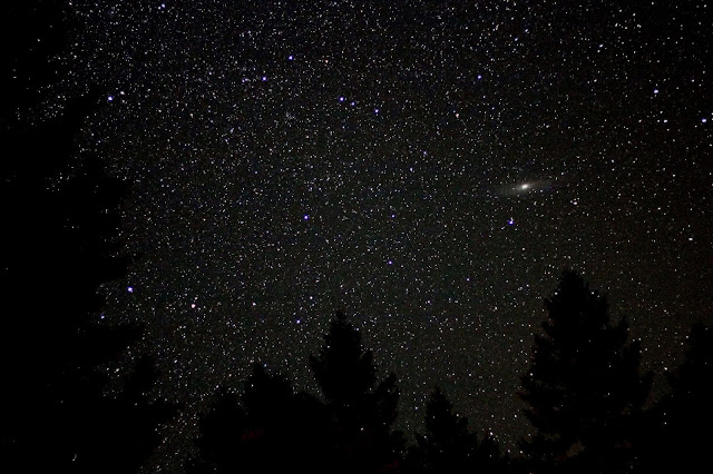 Thiên hà Andromeda trên bầu trời một khu cắm trại ở Montana vào giữa tháng 8/2012. Tác giả : Ted Van.