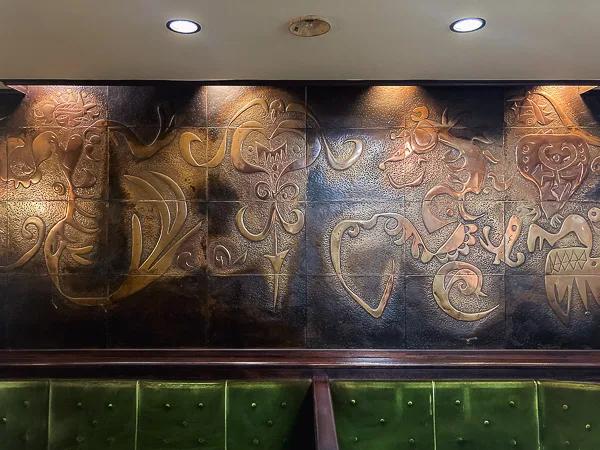 東向島『珊瑚』芸術的な銅板レリーフ