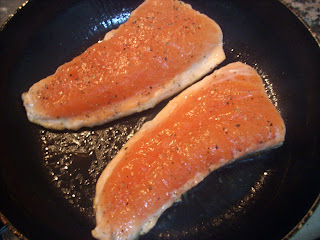 El salmón preparado a la plancha con ajo es un plato con una alta concentración en omegas 3, el salmón es uno de los remedios caseros para la diabetes con propiedades excelente. Ya que  regula el colesterol y contribuye proteínas.