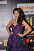 shruti haasan sizzling at iifa utsavam-thumbnail-14