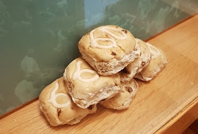 Abingdon County Hall Museum has a collection of buns preserved from bun throwings dating back many years. These are the currant buns from the Bun Throwing that celebrated the Diamond Jubilee of Elizabeth II in 2012. A total of 6,000 buns were thrown on that occasion