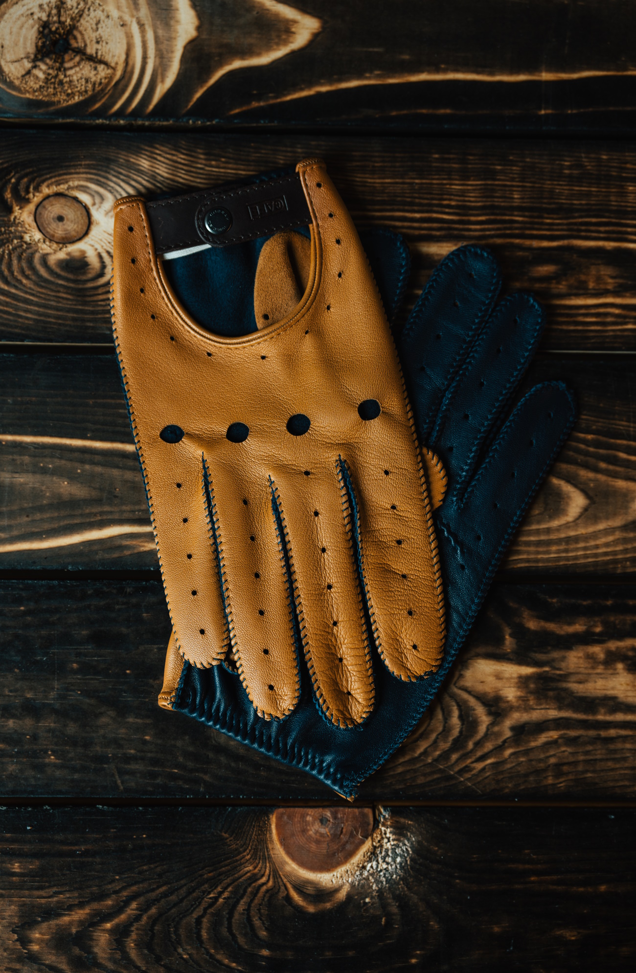 The Triton Driving Gloves in Roasted & Marlin