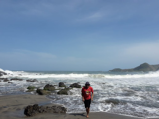 ombak dan batu karang pantai gebyuran pantai lampon kebumen