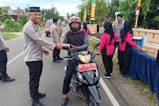 Berbagi Berkah Ramadhan, Kapolsek Marioriawa Iptu Heriyadi Turut Langsung Bagi Takjil di Depan Mapolsek 