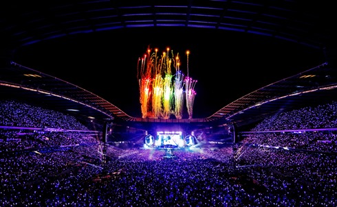 Coldplayのlive演出が凄い 息つく間もなく畳み掛けるカラフルな仕掛け ザイロバンド制作秘話とシンガロングポイント バンドメンバー紹介の和訳も The Escapist