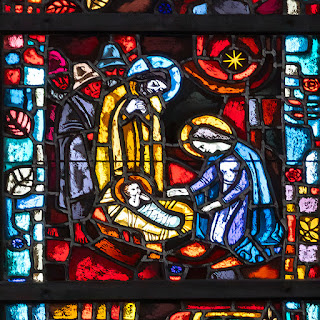 Ausschnitt aus dem Glasfenster von August Wanner in der Pfarrkirche St. Pankratius in Bolligen zur Geburts- und Jugendgeschichte von Jesus: Die heilige Familie.