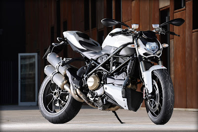 Ducati-Streetfighter_2011_1620x1080_Front_Angle_02