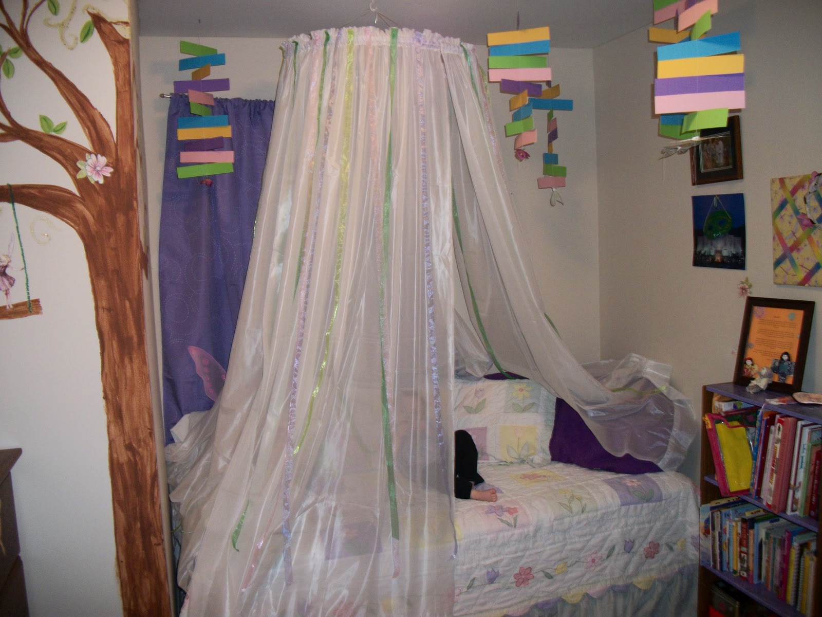 Froggy Flip Flops: Bed Canopy from Hula Hoop