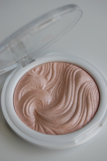 MUA highlighter inside packaging