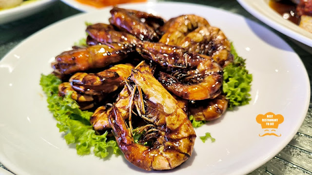 One World Hotel CNY2024 Menu - Wok Fried Prawns With King Soy Sauce, Golden Garlic And Black Pepper