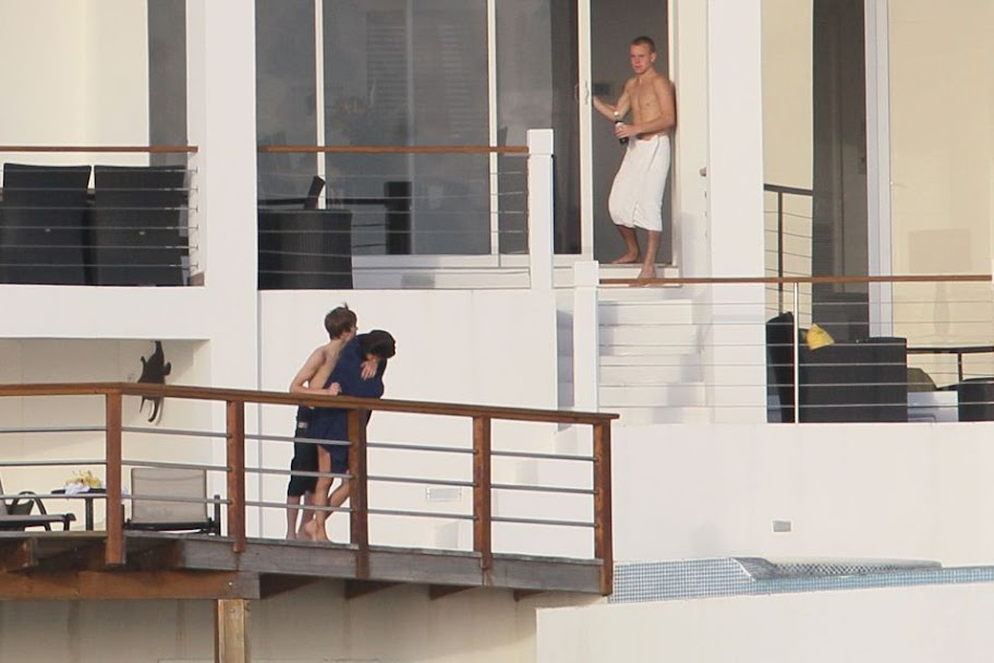 selena gomez and justin bieber kissing on beach. justinbieber selenagomez